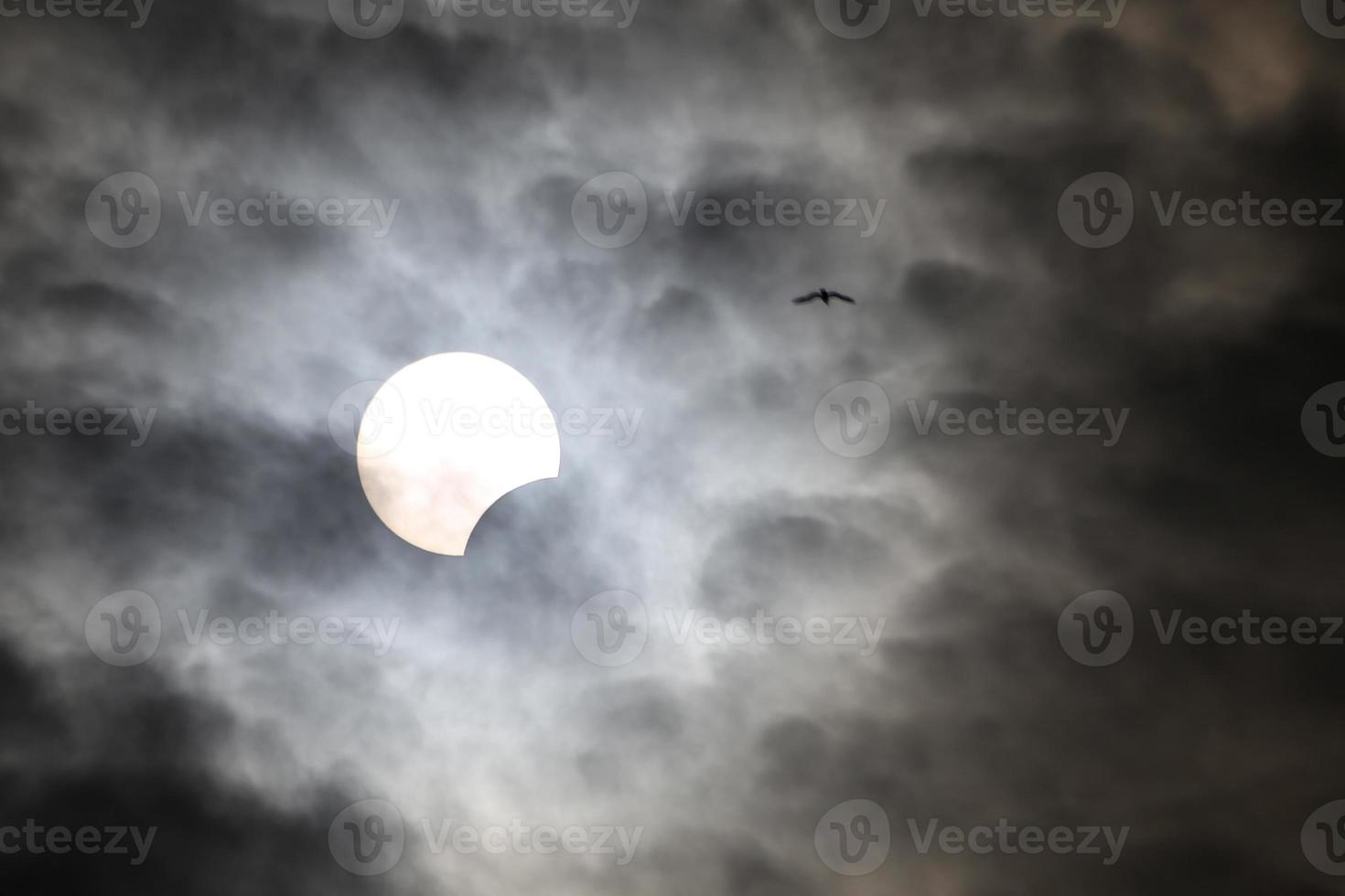 eclipse solar parcial en estambul, turquía foto