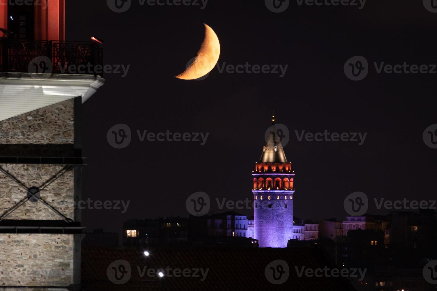 puesta de la luna sobre la torre de galata en estambul, turquía foto