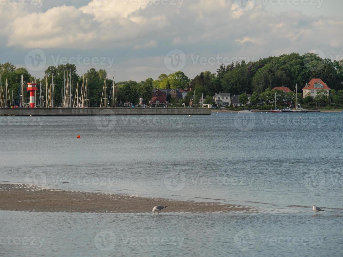 la ciudad de eckernfoerde en el mar báltico foto