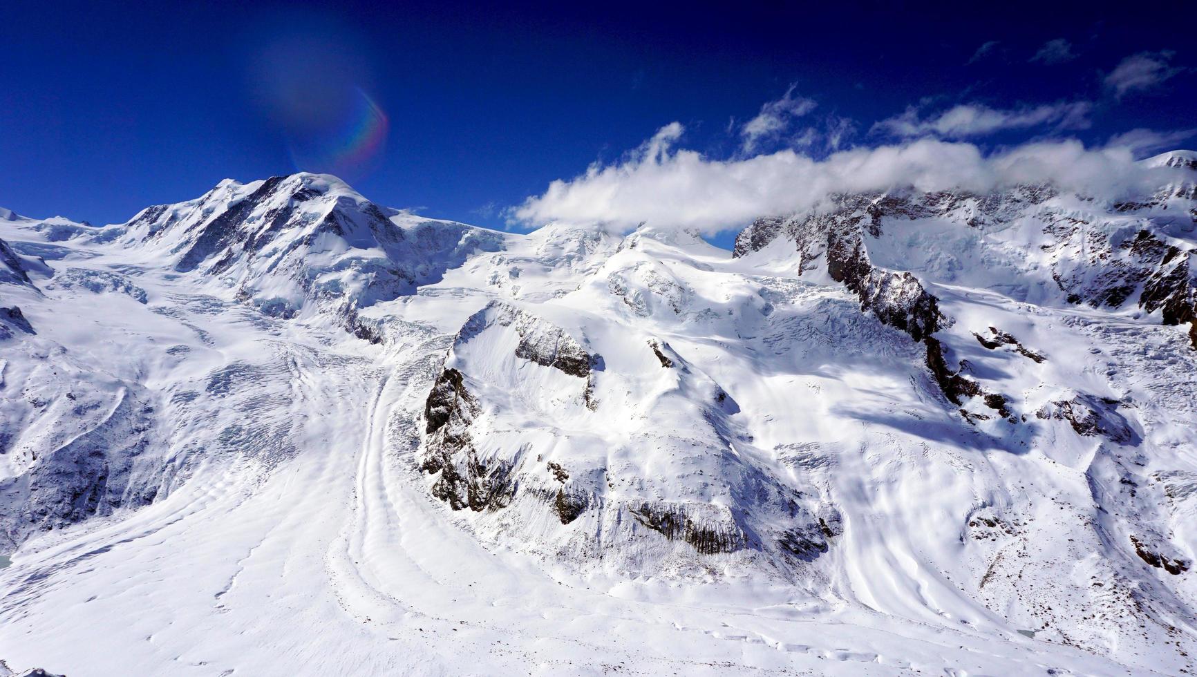 vista de las montañas de los alpes nevados foto