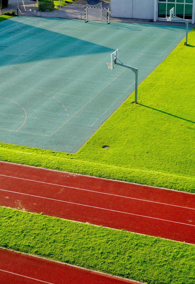 pista de atletismo y cancha de baloncesto foto