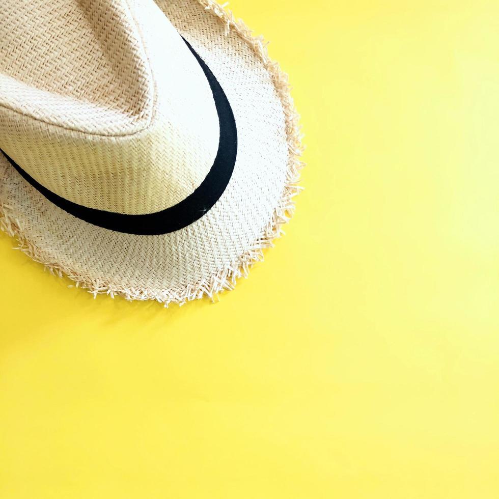 sombrero tejido sobre fondo de color amarillo pastel plaza de verano foto