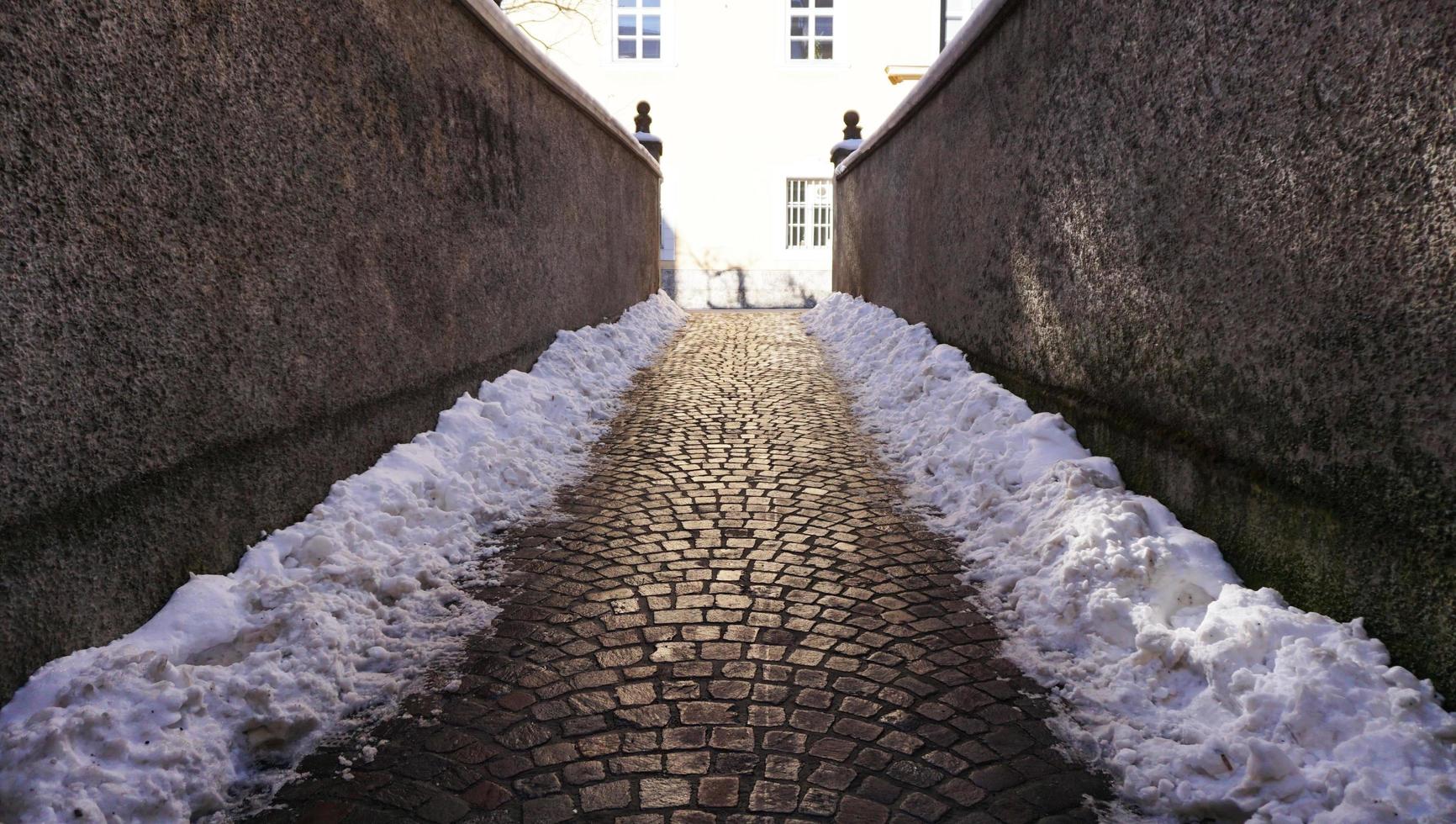 pasarela con nieve en el casco antiguo foto