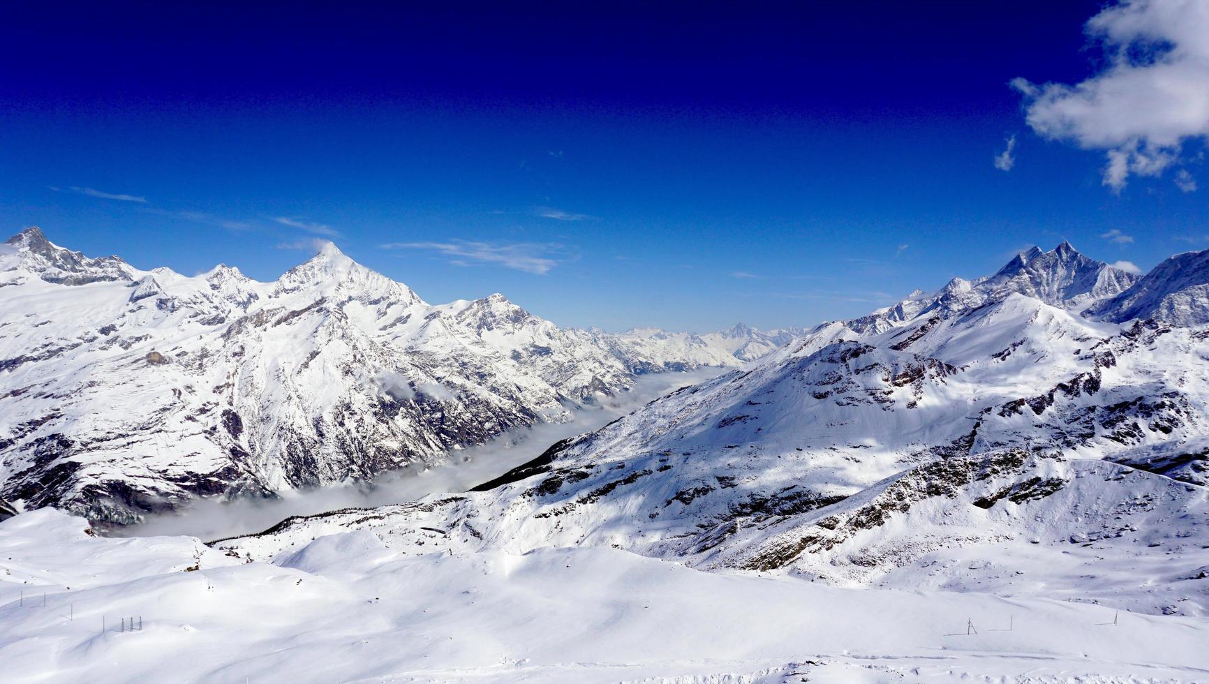 montañas nevadas y cielo azul foto