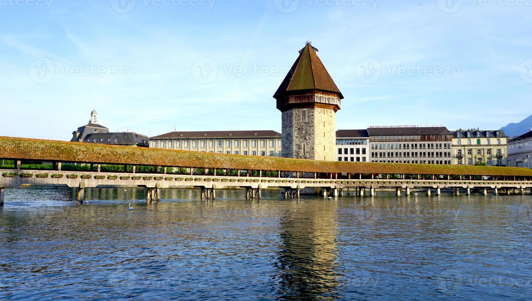 paisaje del histórico puente de la capilla de madera en lucerna foto