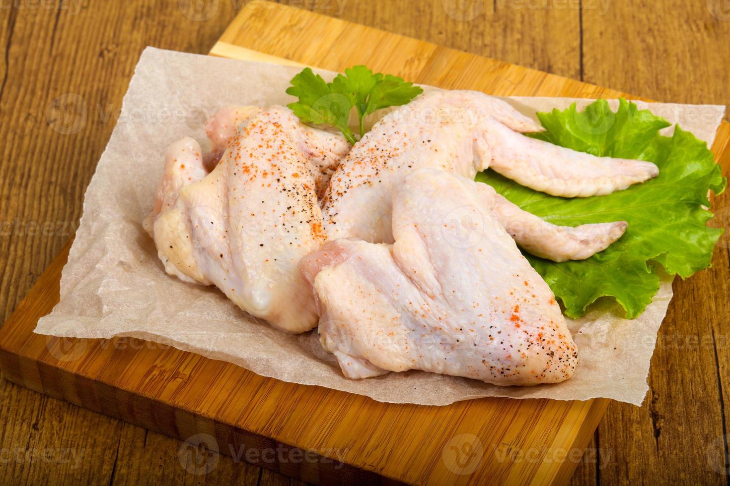 alitas de pollo crudas 8582188 Foto de stock en Vecteezy