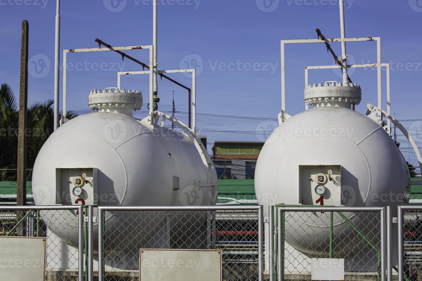 almacenamiento dos de gas glp en los tanques horizontales blancos. foto