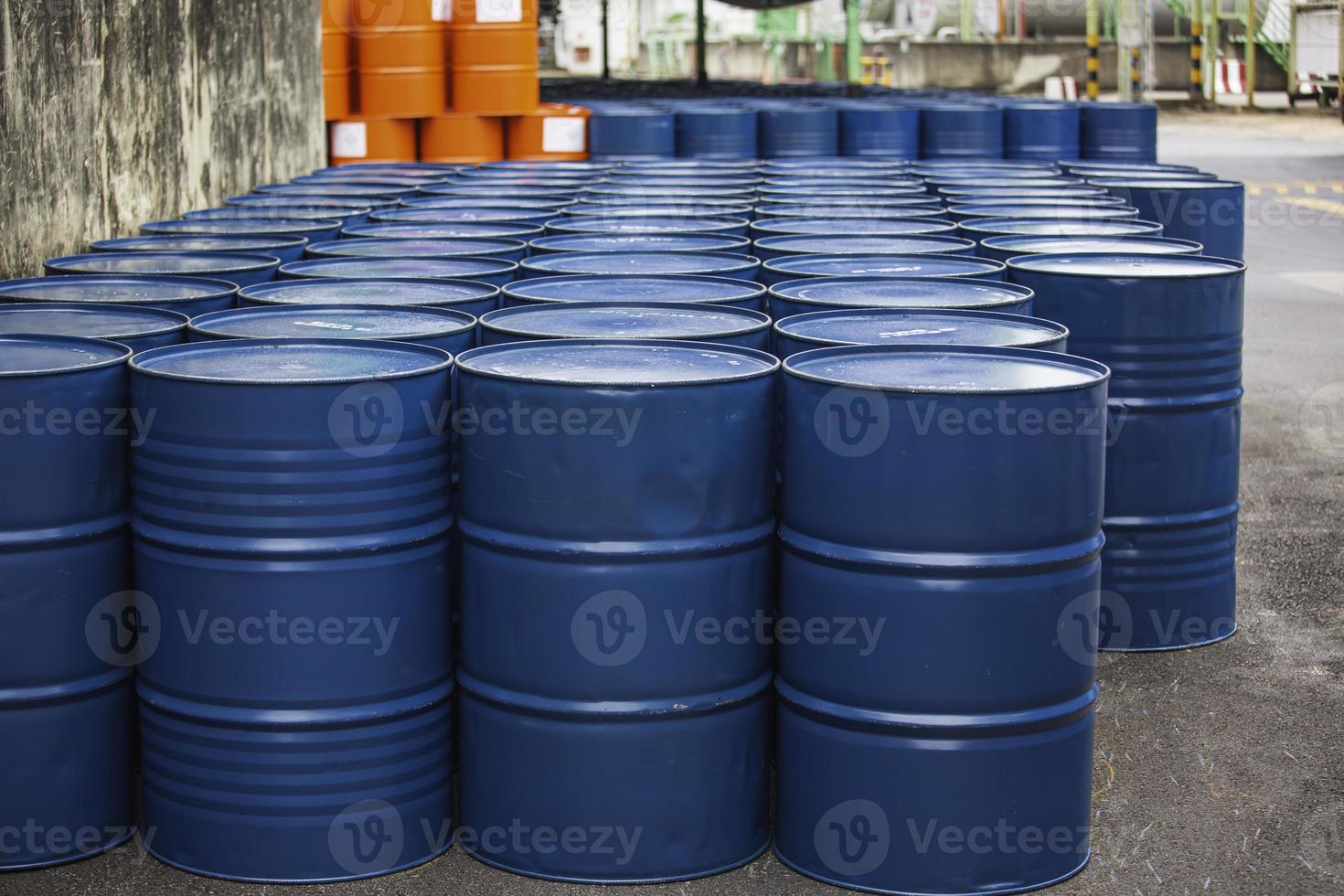 barriles de petróleo azules o bidones químicos verticales foto