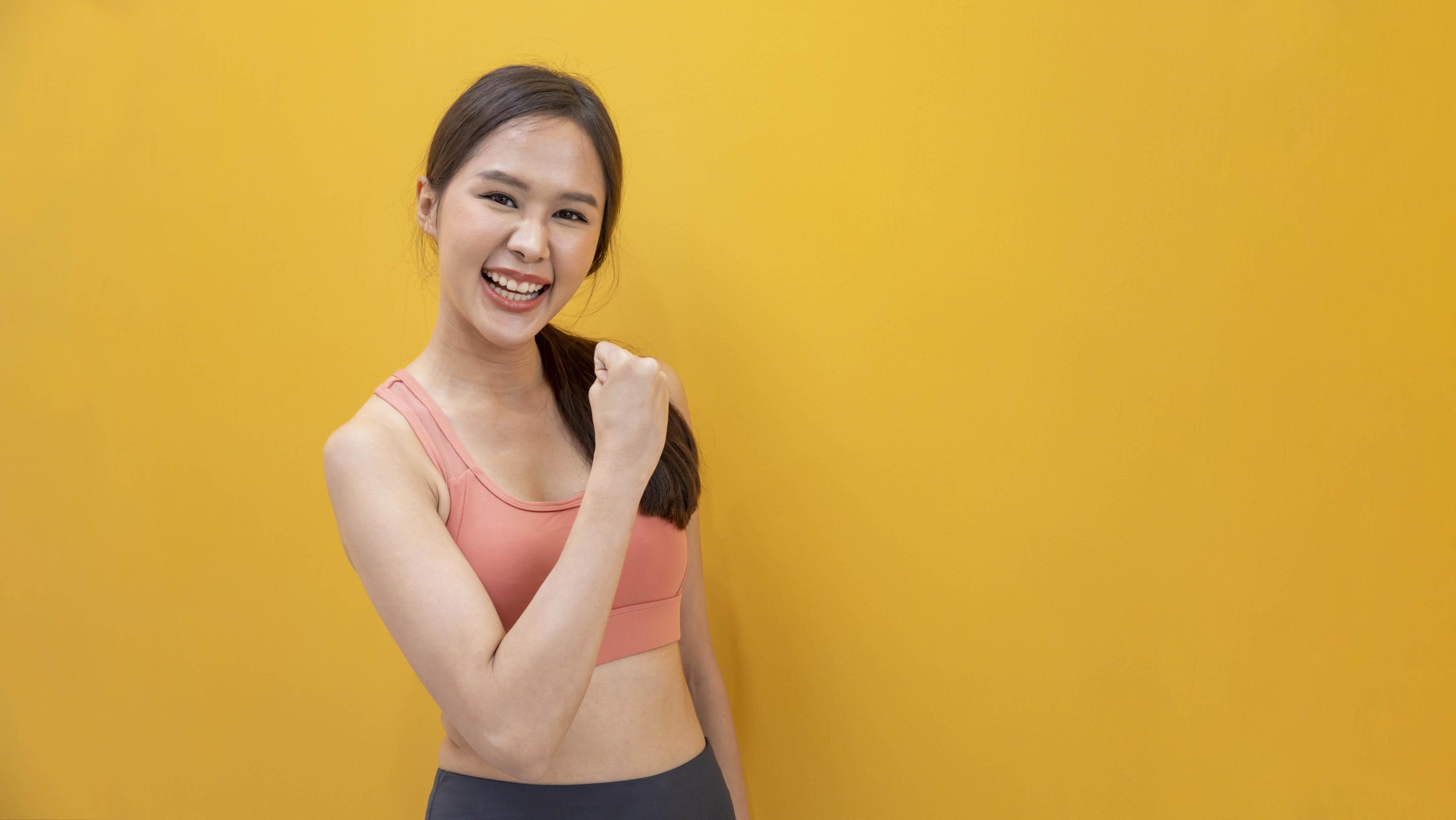 deportista en forma asiática sonriendo y haciendo ejercicio con