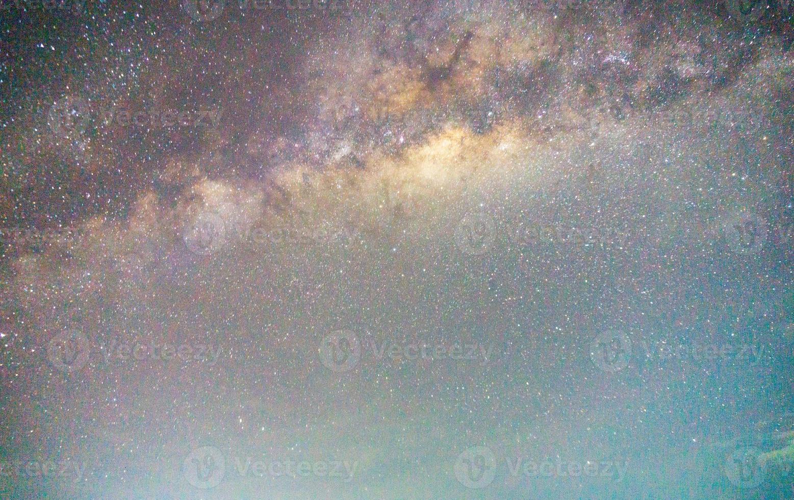 paisaje natural del cielo nocturno con la galaxia de la vía láctea en indonesia foto