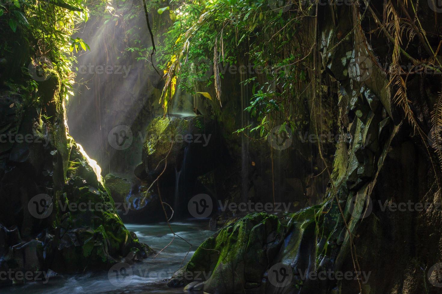 cascada de callejón de piedra en el pueblo de kemumu, bengkulu del norte, indonesia foto