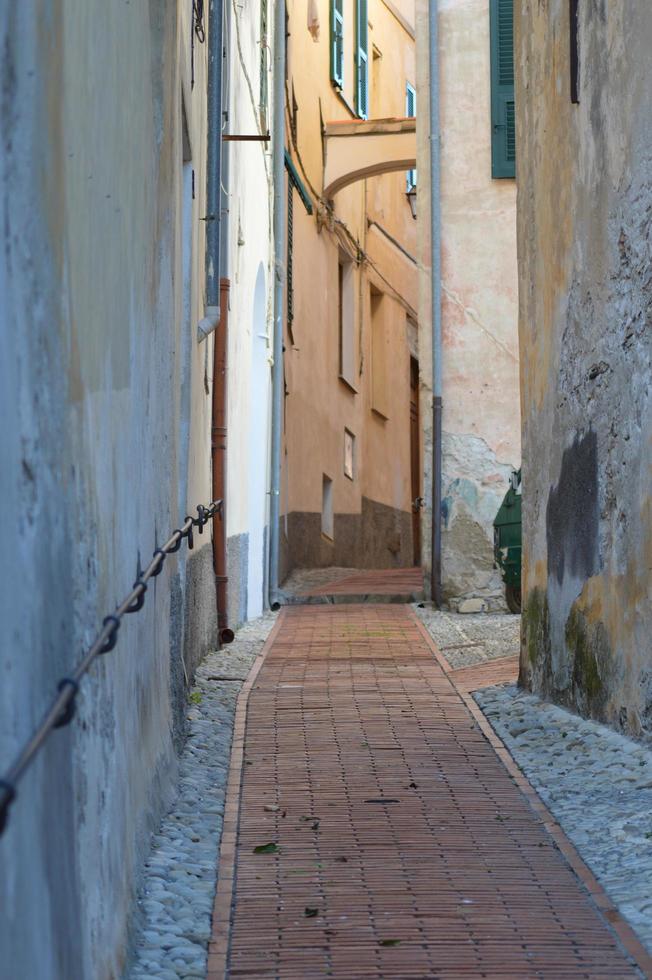 Calle estrecha típica italiana foto