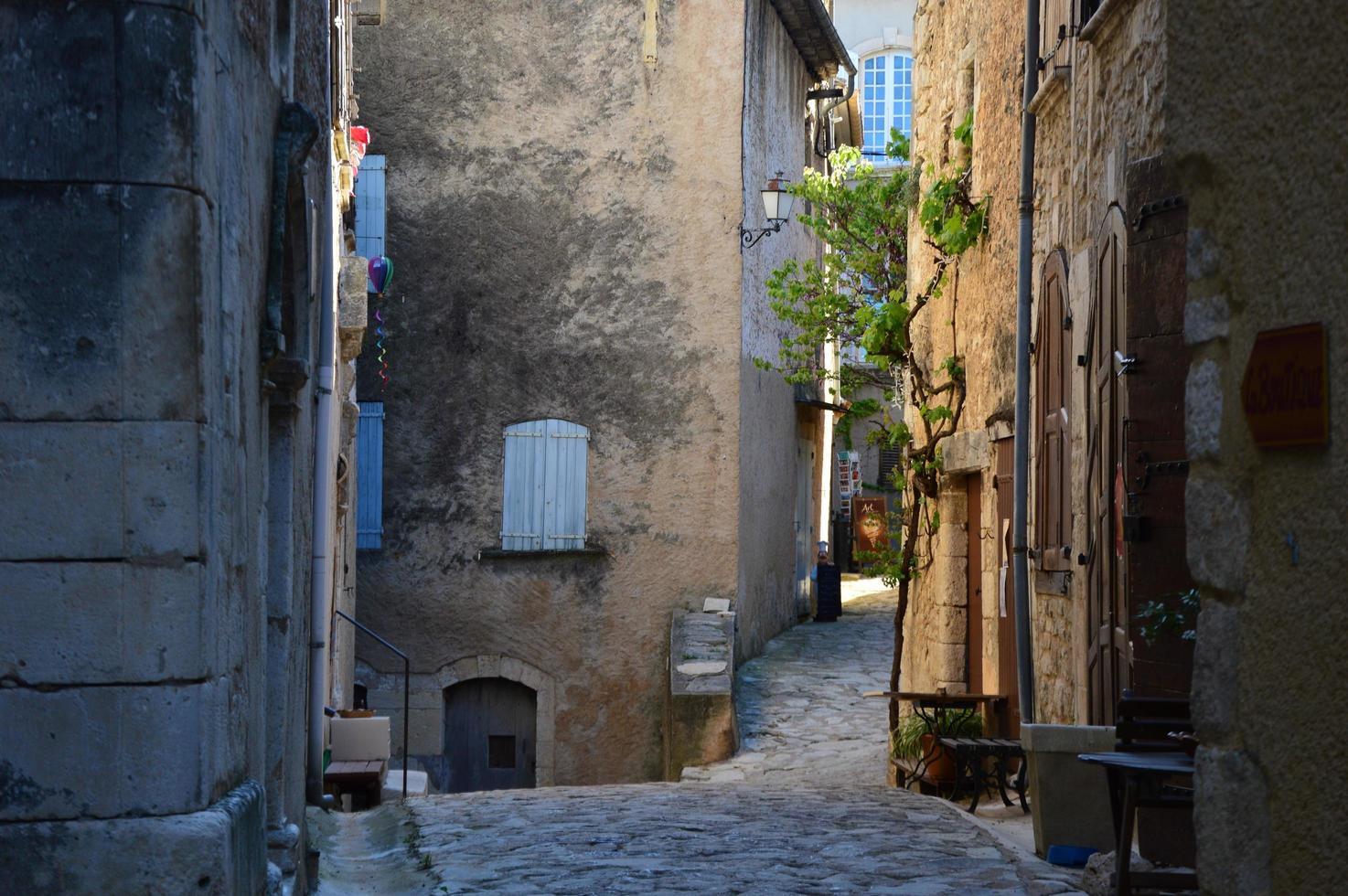 típica calle estrecha francesa foto