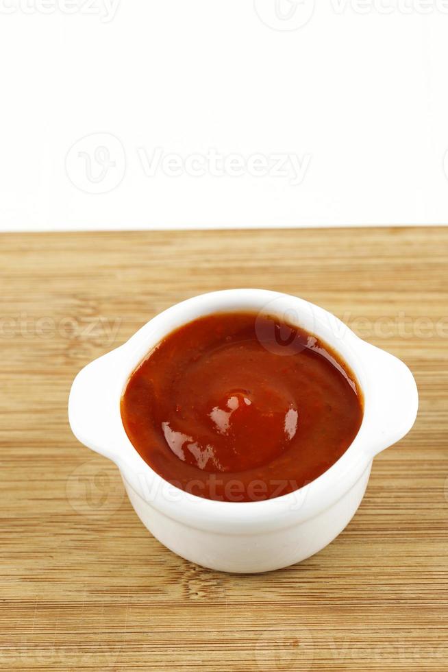 salsa de tomate en un tazón blanco foto