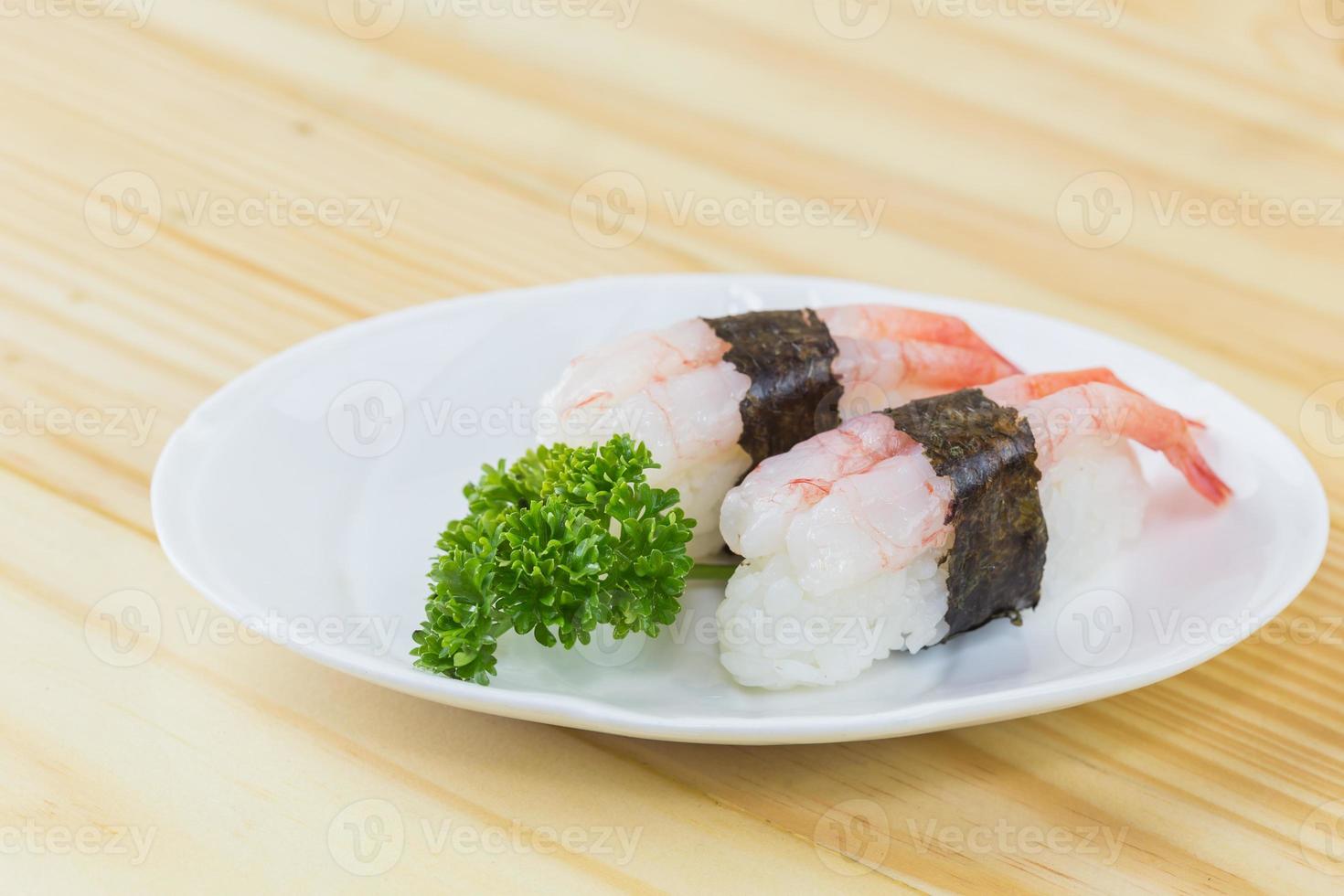 sushi - ama ebi nigiri en un blanco foto