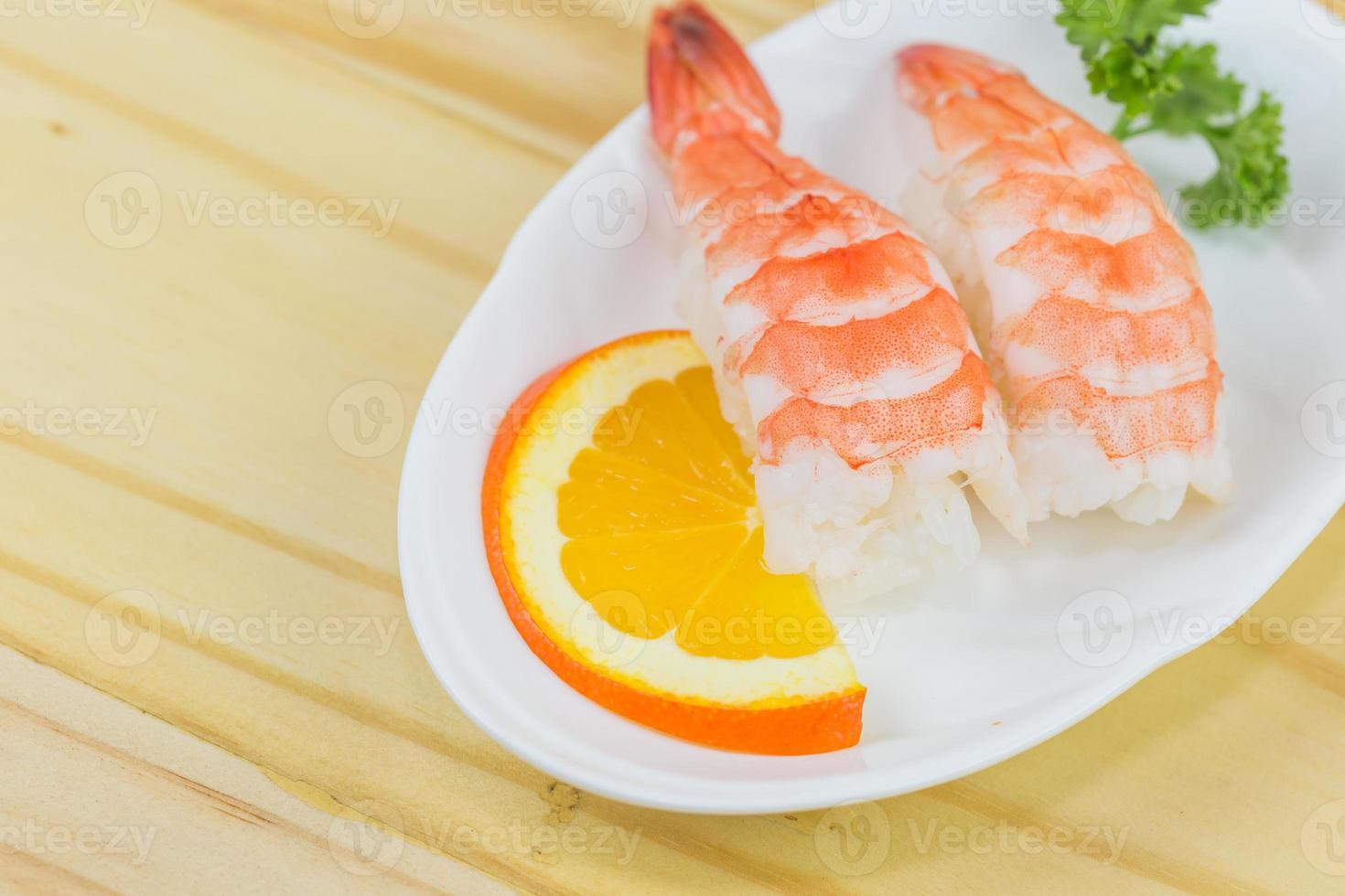 sushi - ama ebi nigiri en un blanco foto