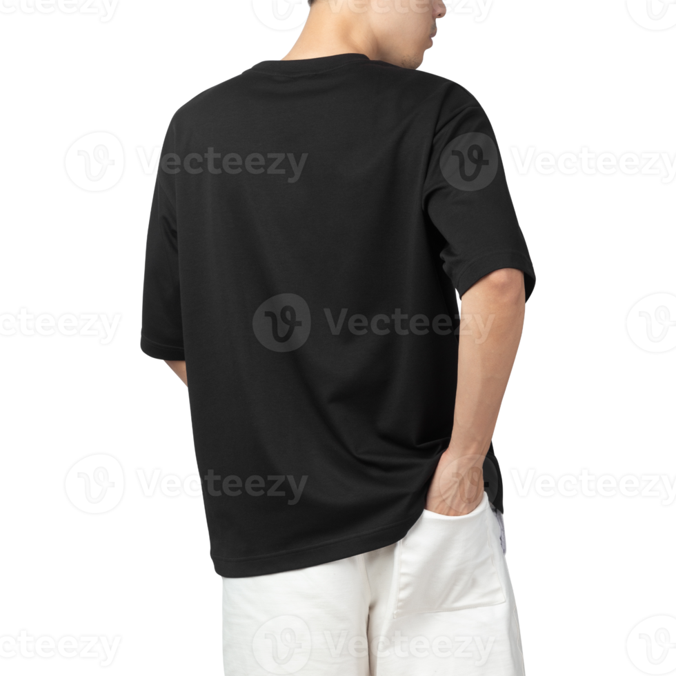 uomo in mockup di t-shirt oversize nera, modello di progettazione png