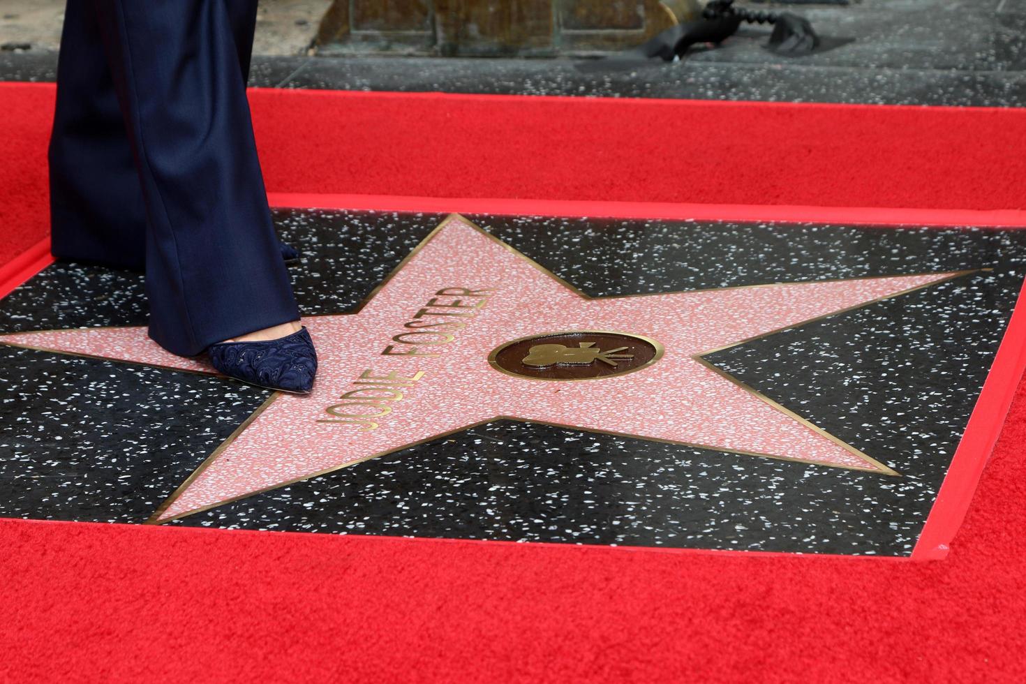 los angeles, 4 de mayo - jodie foster en la ceremonia de la estrella del paseo de la fama de jodie foster hollywood en el imax del teatro chino tcl el 4 de mayo de 2016 en los angeles, ca foto