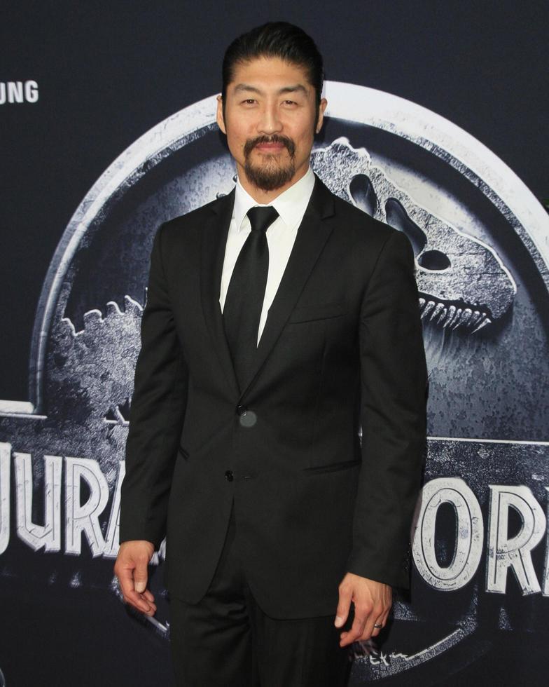 los angeles, 9 de junio - brian tee en el estreno mundial de jurassic world en el dolby theater, hollywood y highland el 9 de junio de 2015 en los angeles, ca foto