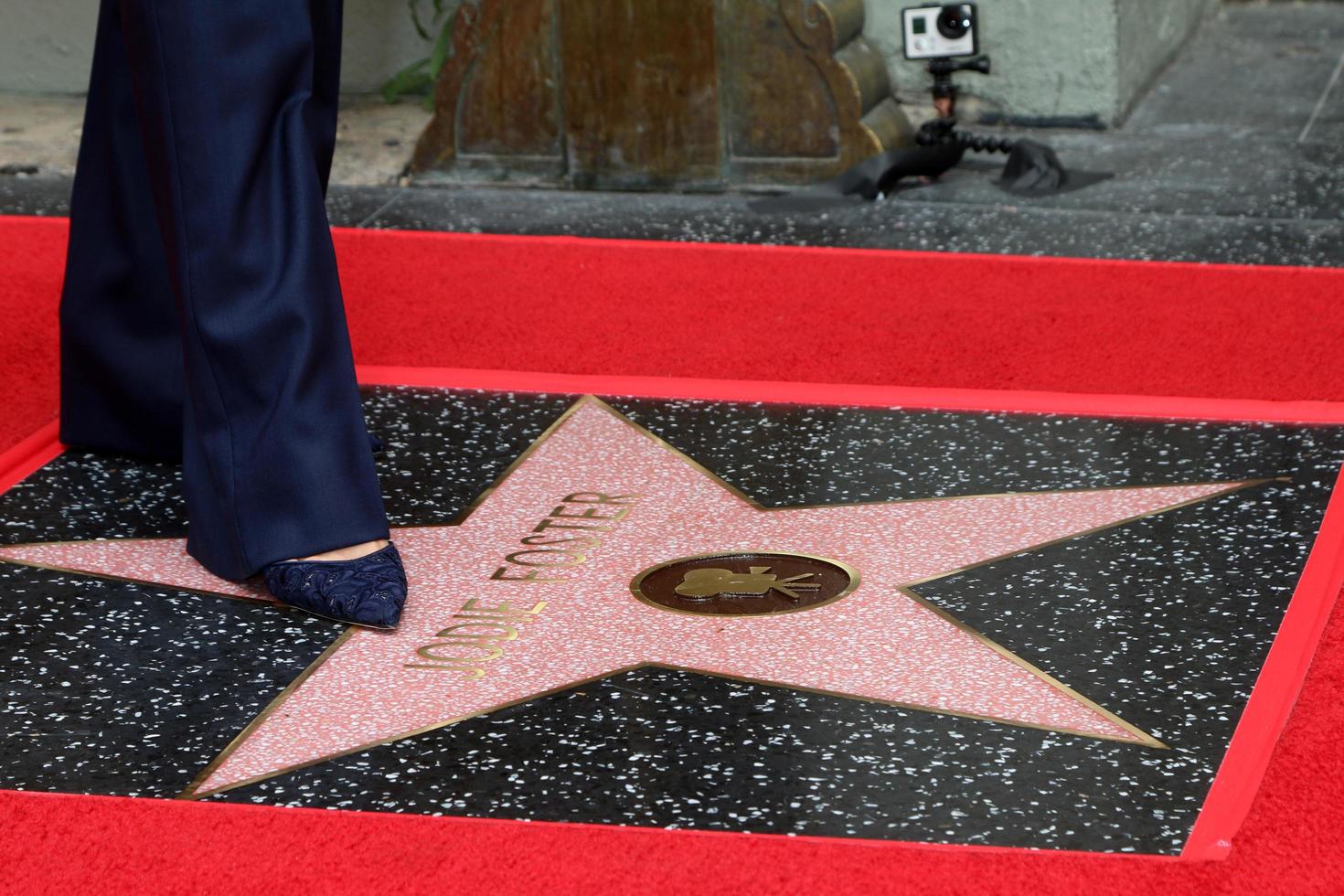 los angeles, 4 de mayo - jodie foster en la ceremonia de la estrella del paseo de la fama de jodie foster hollywood en el imax del teatro chino tcl el 4 de mayo de 2016 en los angeles, ca foto