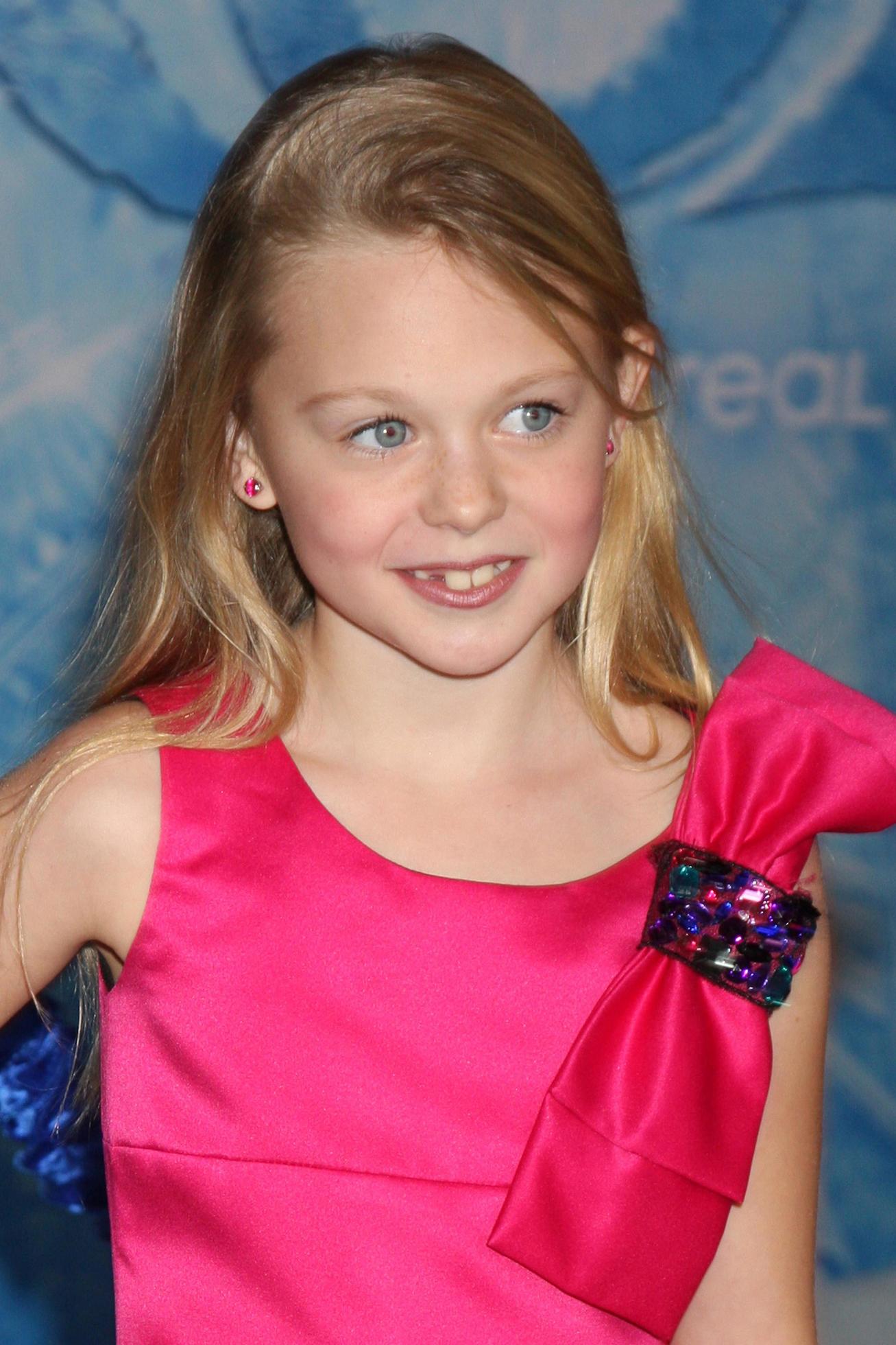 LOS ANGELES, NOV 19 - Isabella Cramp at the Frozen World Premiere at El