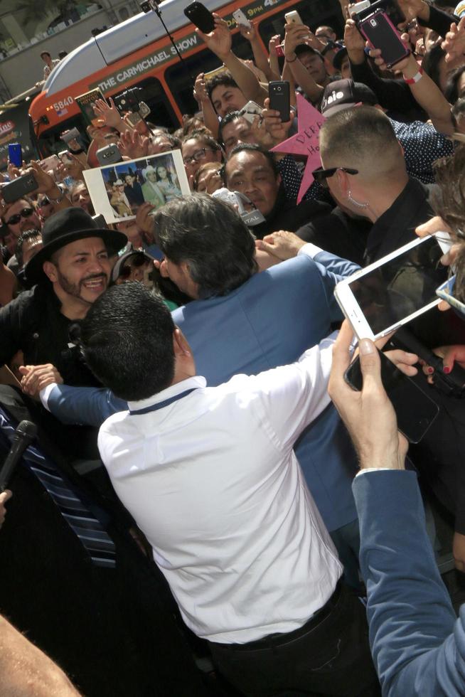 los angeles, 10 de marzo - eugenio derbez en la ceremonia de la estrella del paseo de la fama de eugenio derbez hollywood en el paseo de la fama de hollywood el 10 de marzo de 2016 en los angeles, ca foto