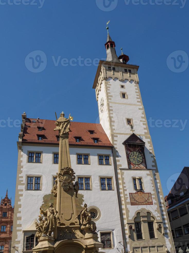 la ciudad de wuerzburg en el río principal foto