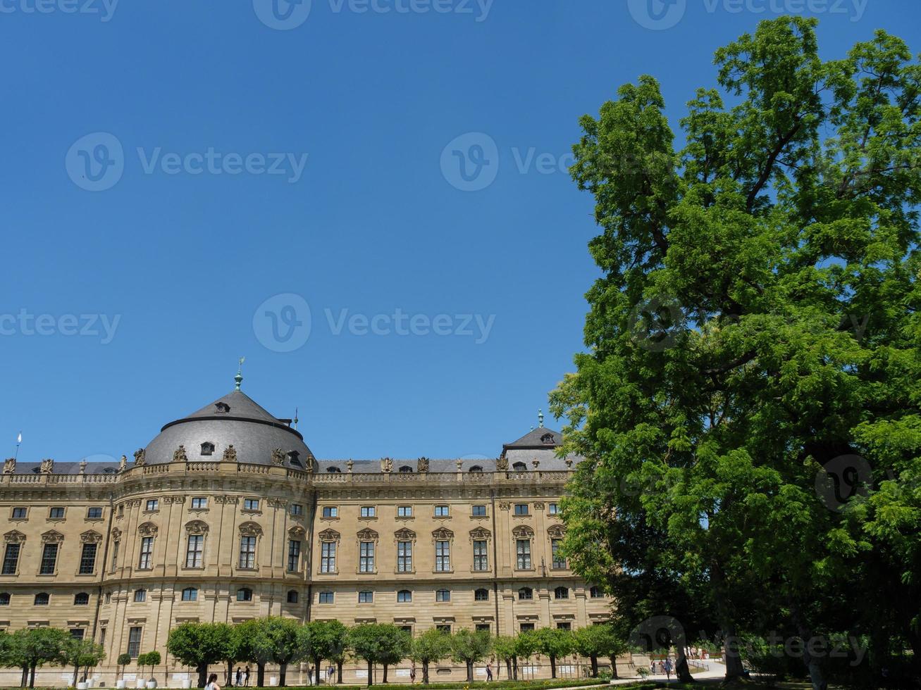 la ciudad de wuerzburg en el río principal foto