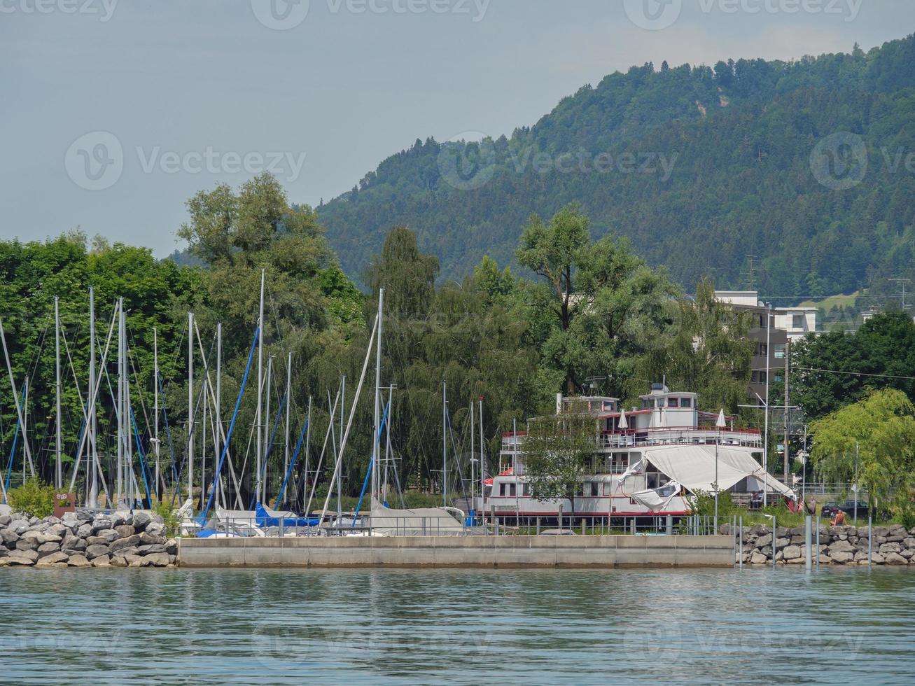 la ciudad de wuerzburg en el río principal foto