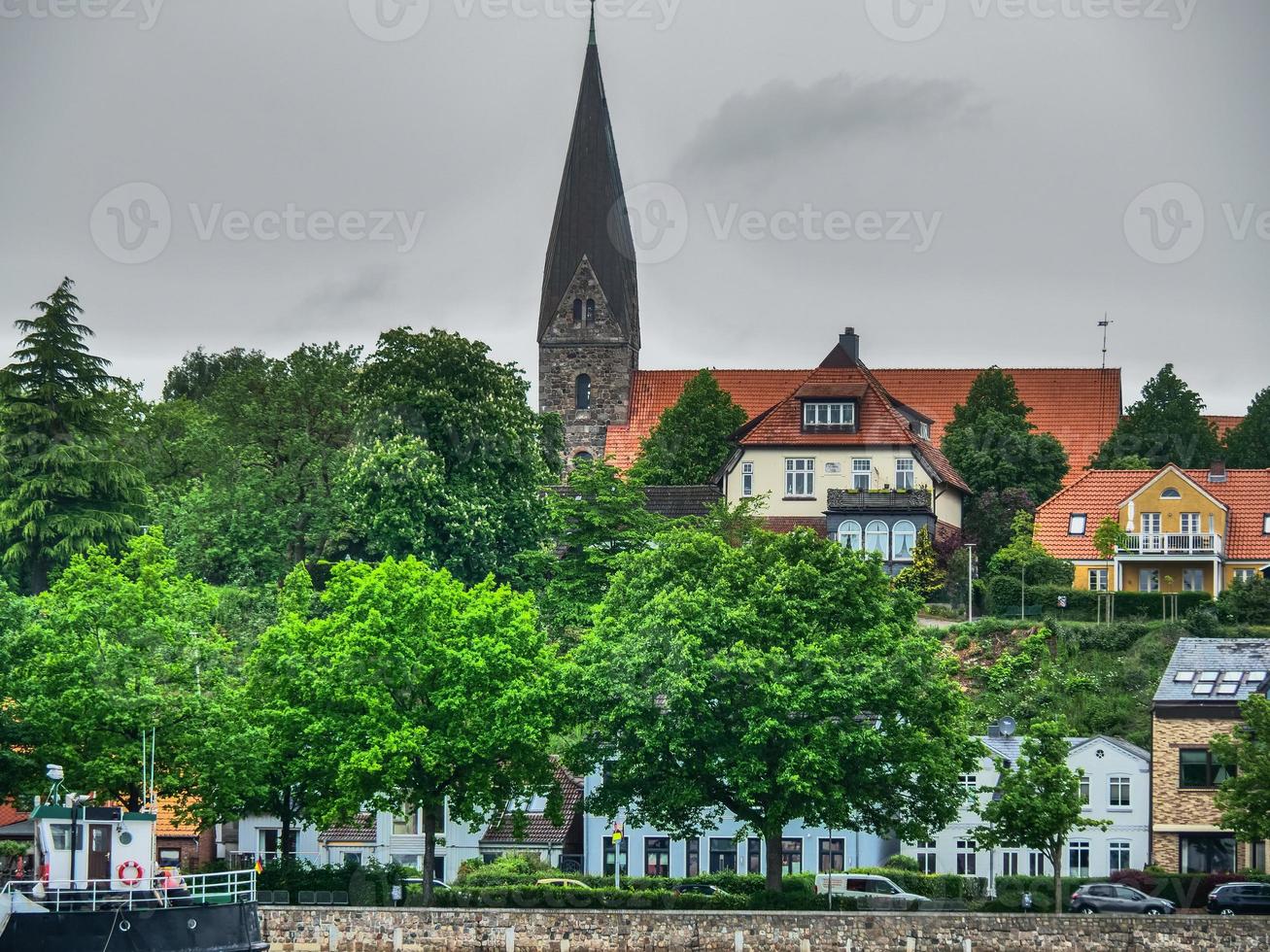 la ciudad de eckernfoerde en el mar báltico foto