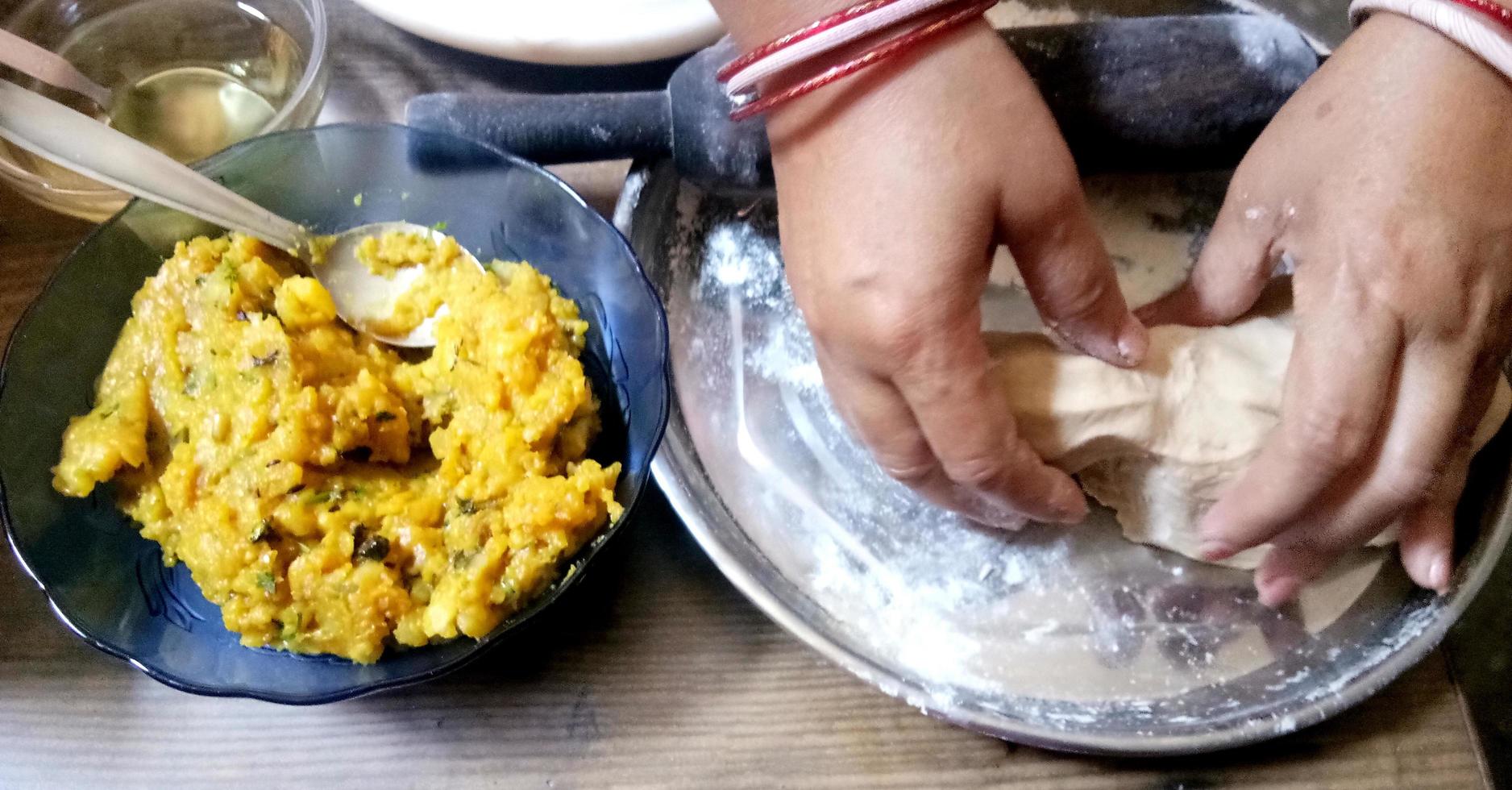 elaboración de pan indio tradicional - aloo paratha o aalu parotha, pan relleno de patata foto