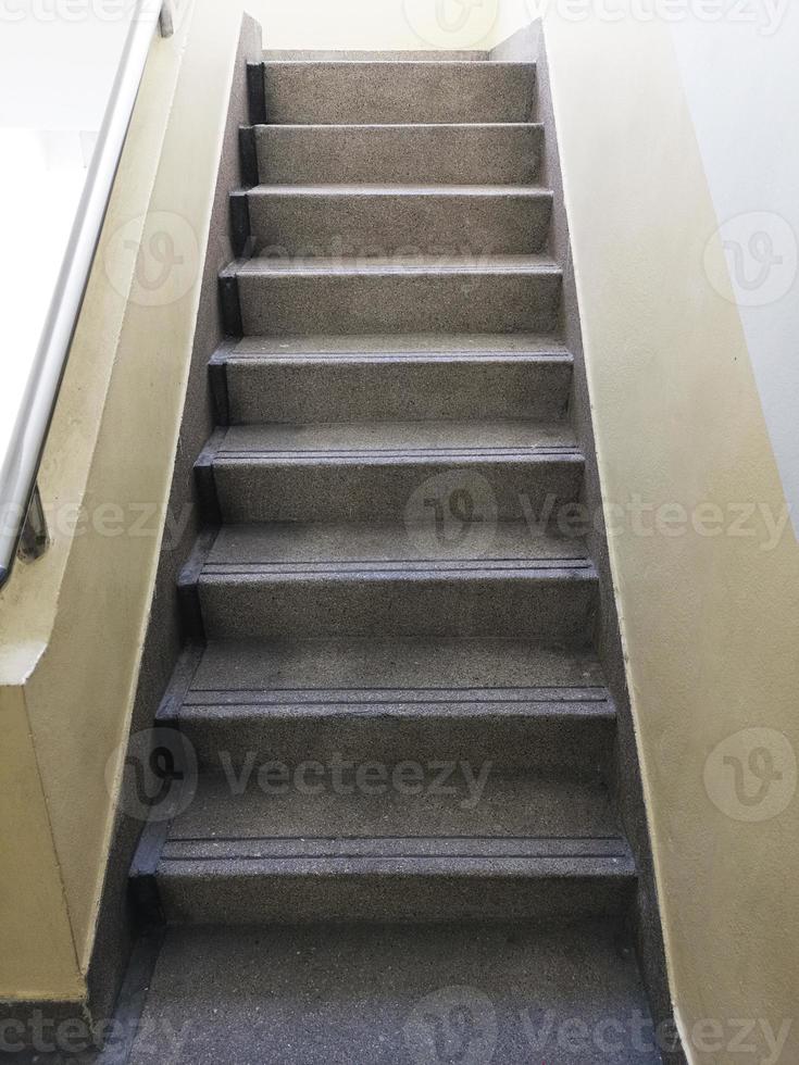 escaleras desde el subsuelo hacia arriba foto