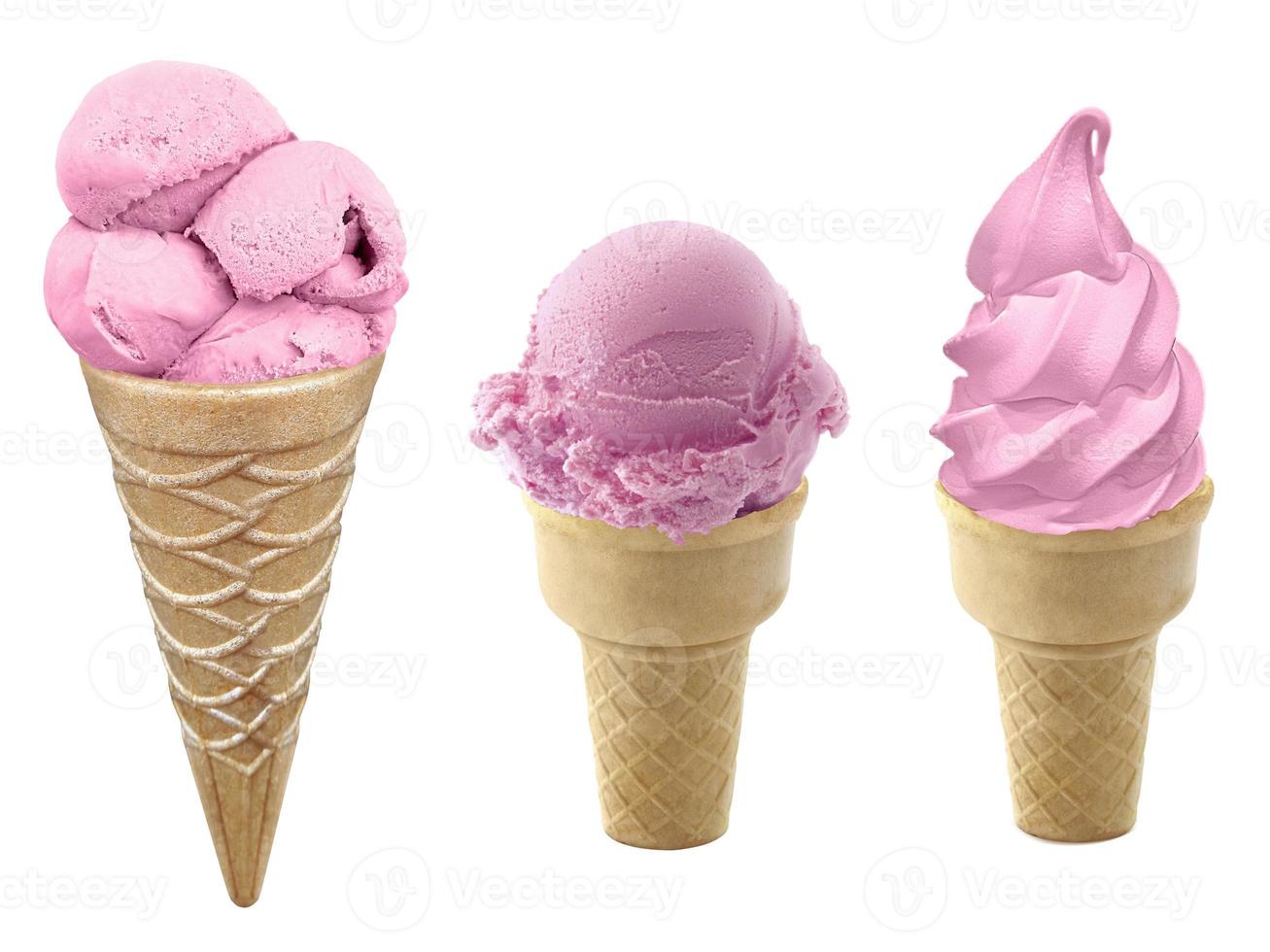 helado de fresa en el cono sobre fondo blanco foto