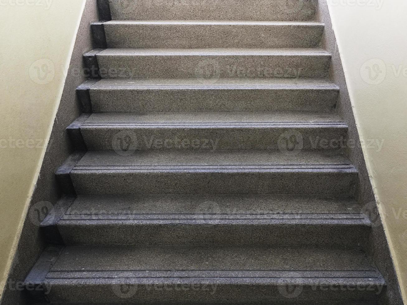 escaleras desde el subsuelo hacia arriba foto