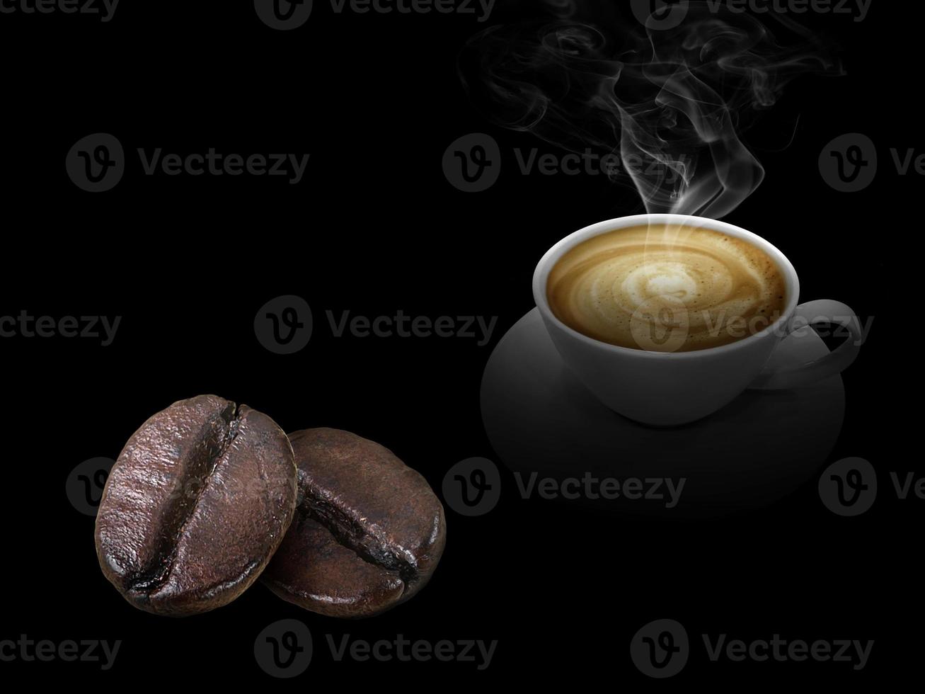 la taza de café con leche y el grano de café están en el fondo negro foto