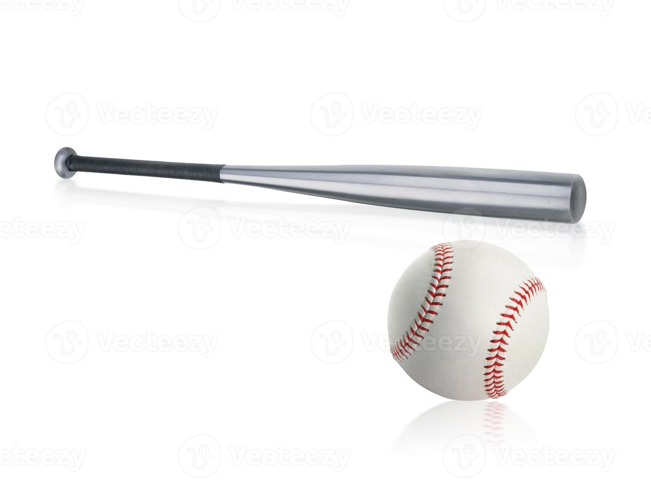 bate de béisbol y pelota aislado sobre fondo blanco. foto