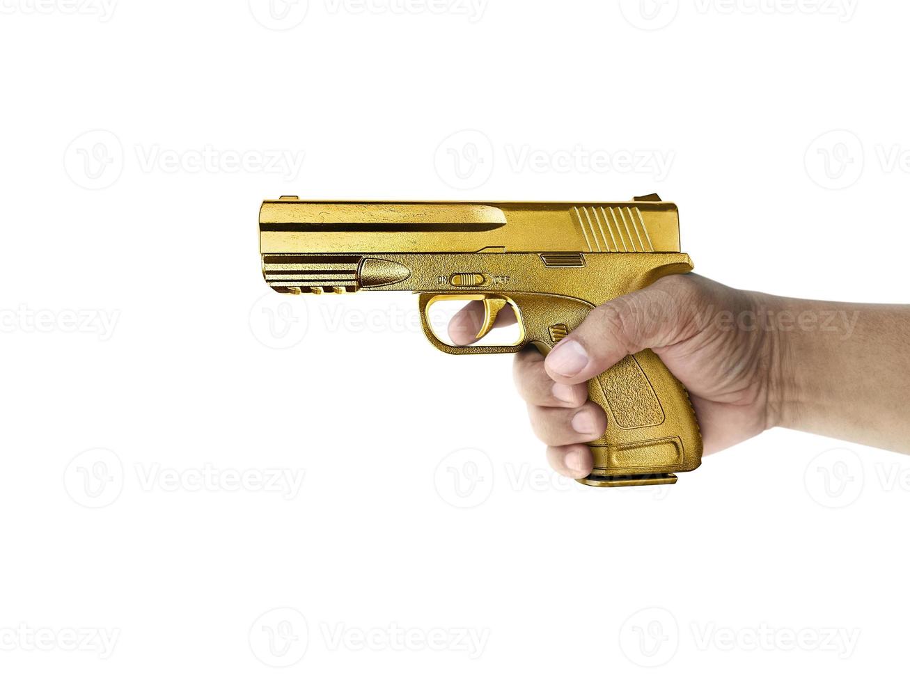 un hombre con pistola de metal dorado aislado de fondo blanco foto