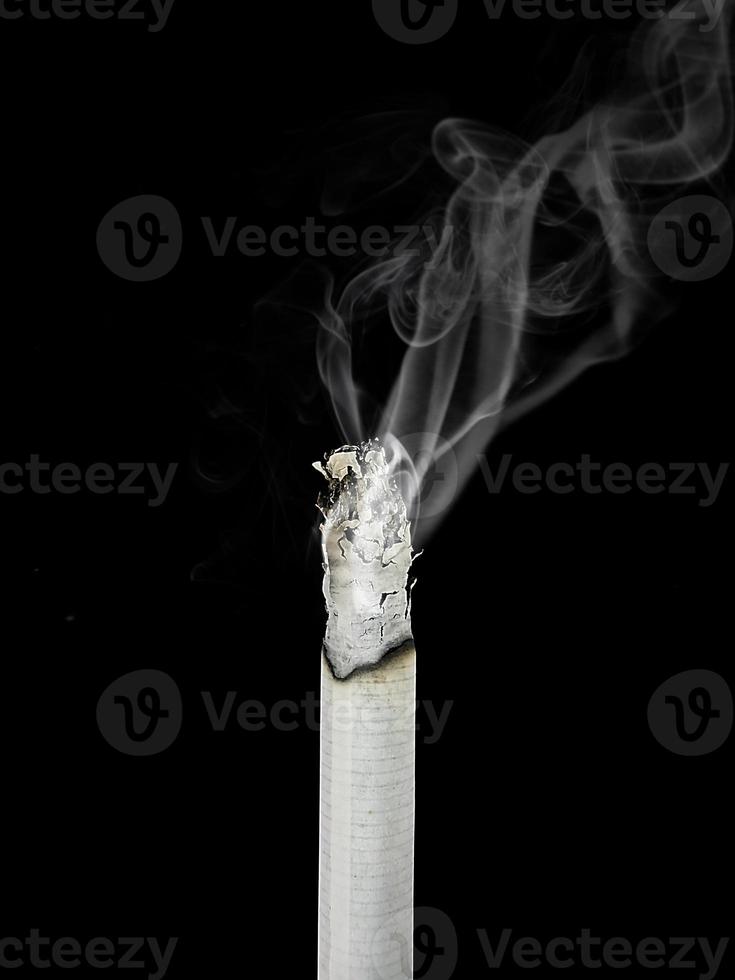 el cigarrillo aislado en un fondo blanco foto