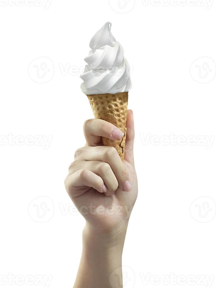 una mano de mujer sosteniendo un cono de helado sobre un fondo blanco foto