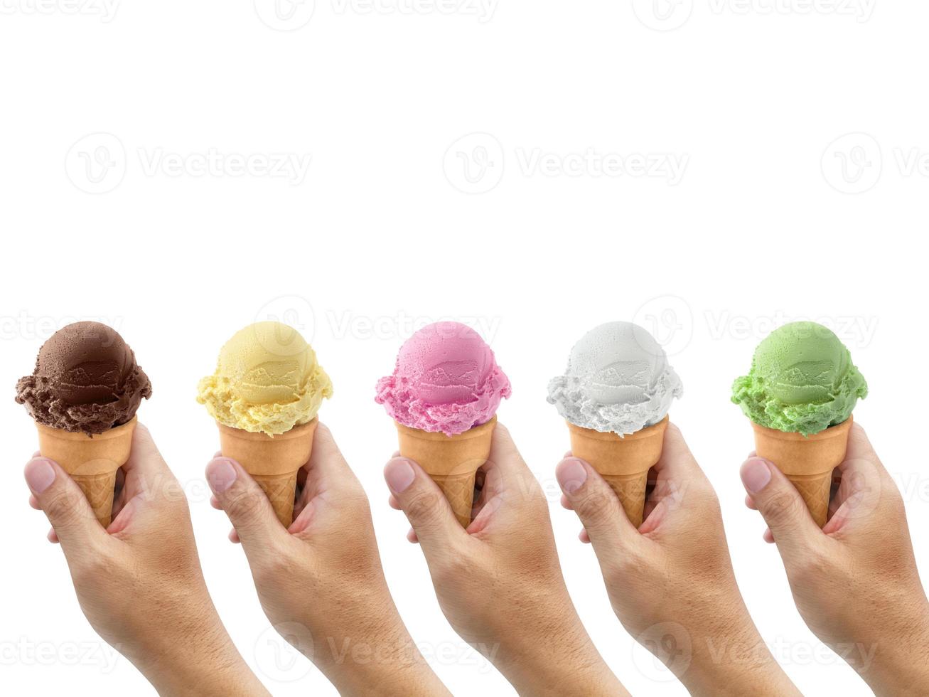 una mano de hombre sosteniendo un cono de helado sobre un fondo blanco foto