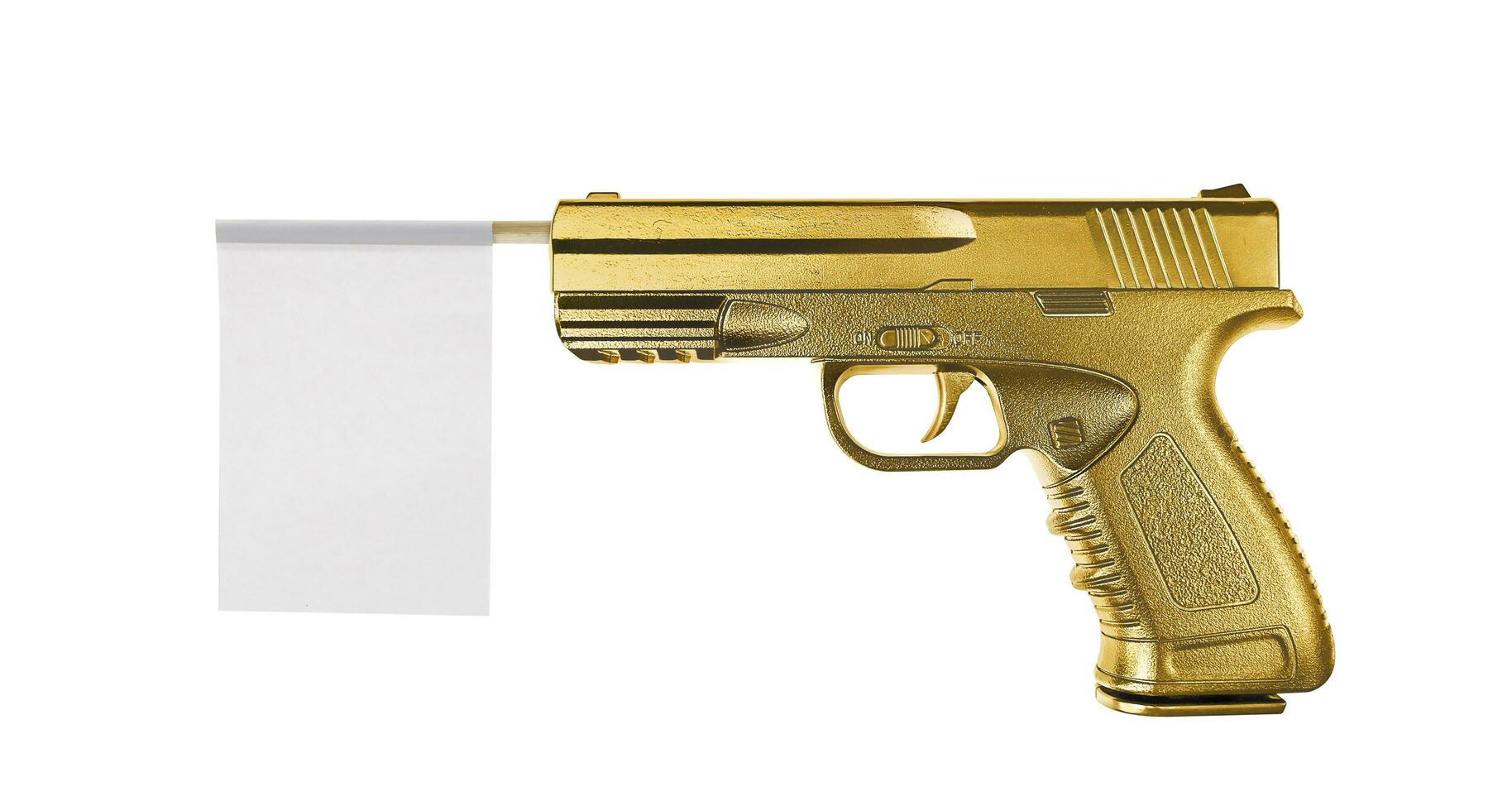 bandera blanca de una pistola de metal dorado aislada en un fondo blanco foto