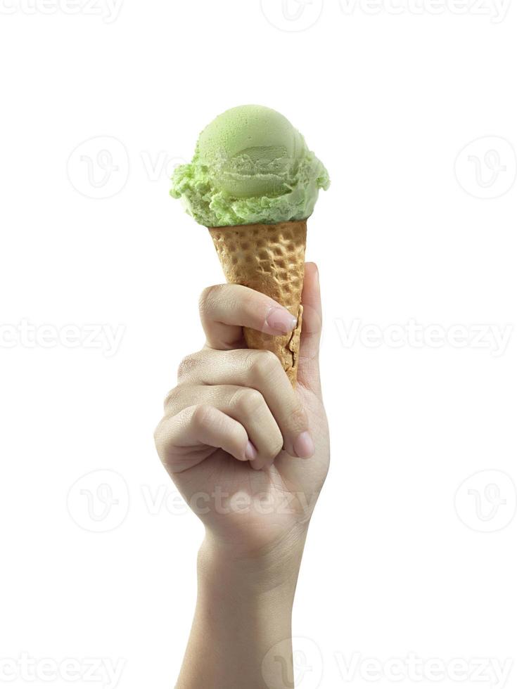 una mano de mujer sosteniendo un cono de helado sobre un fondo blanco foto