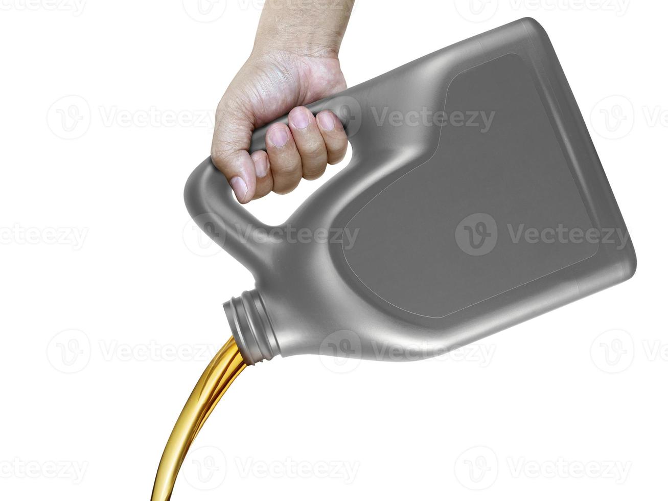 Verter aceite de motor de un recipiente en la mano aislado sobre fondo blanco. foto