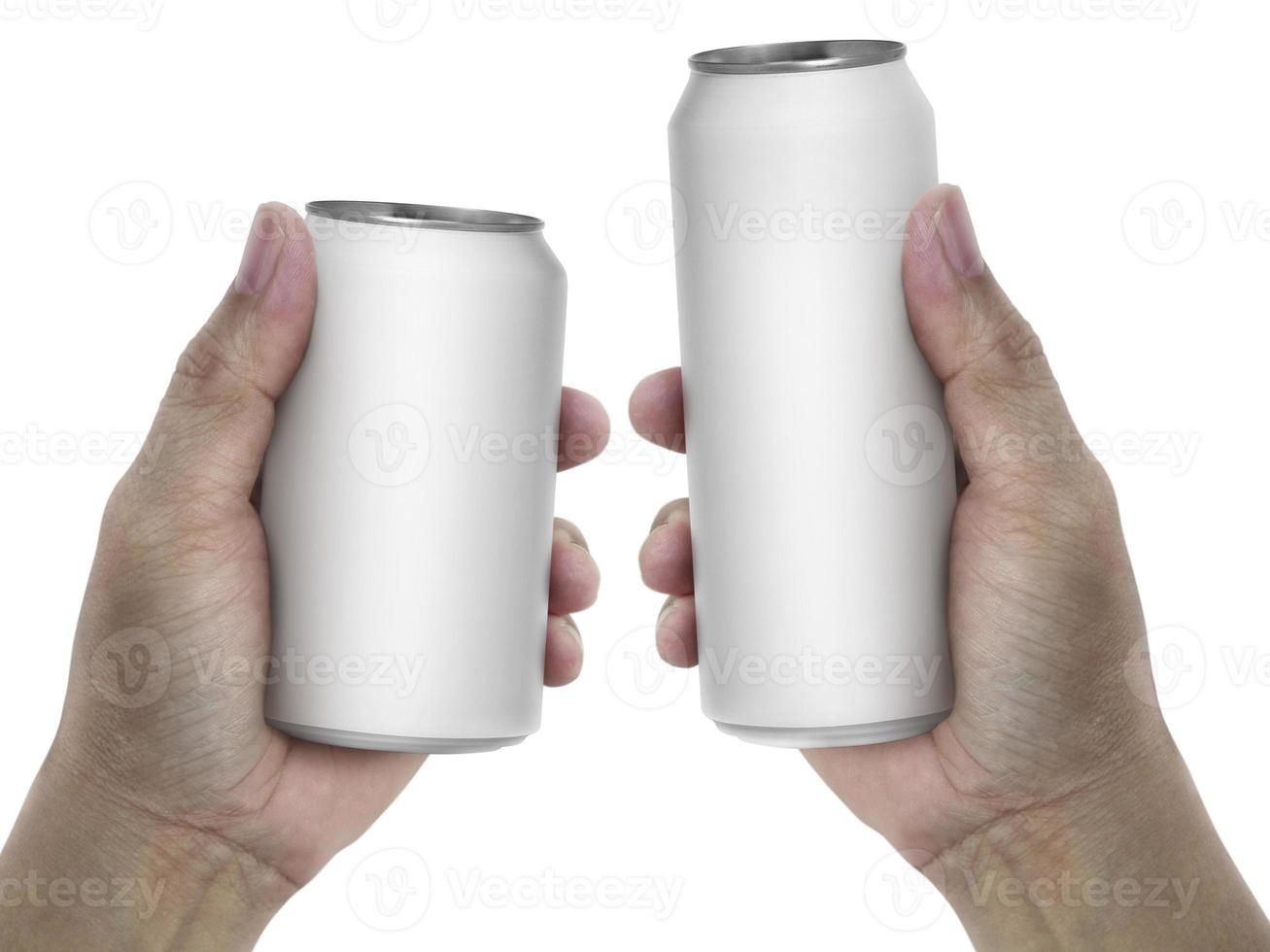 Latas de aluminio de mano aislado sobre un fondo blanco. foto