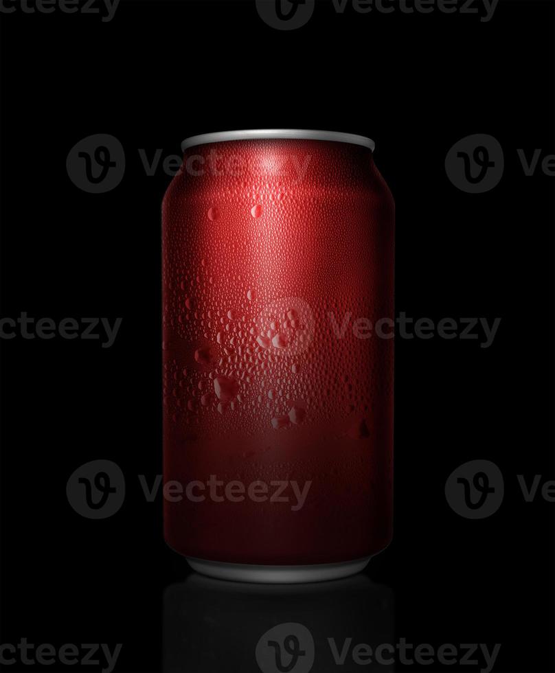 concepto de sed y saciar la sed. lata de metal rojo con cola o cerveza. gotas de condensación en la superficie foto