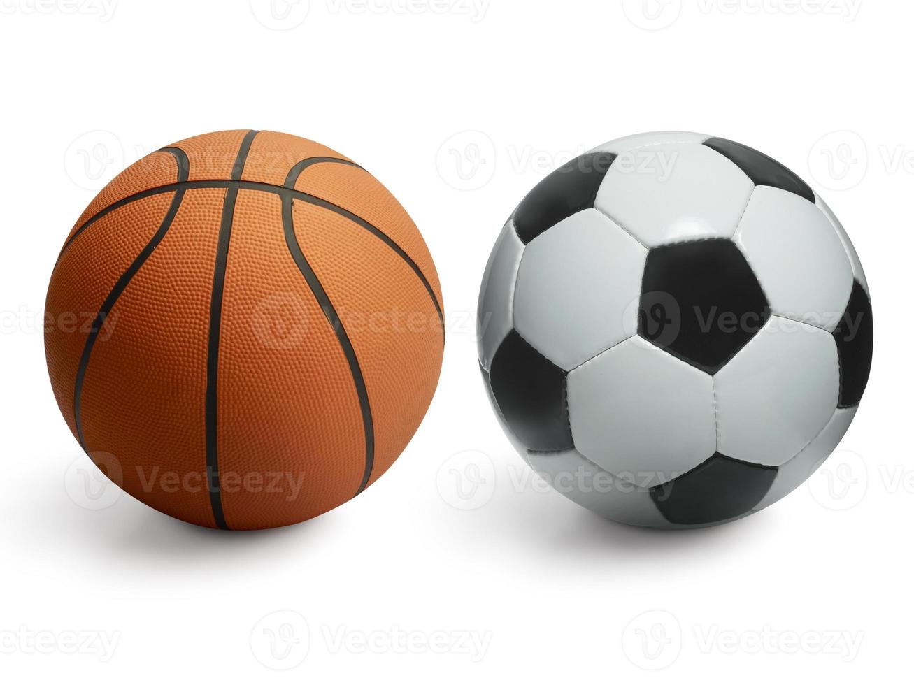 pelotas de baloncesto y fútbol aisladas en blanco foto