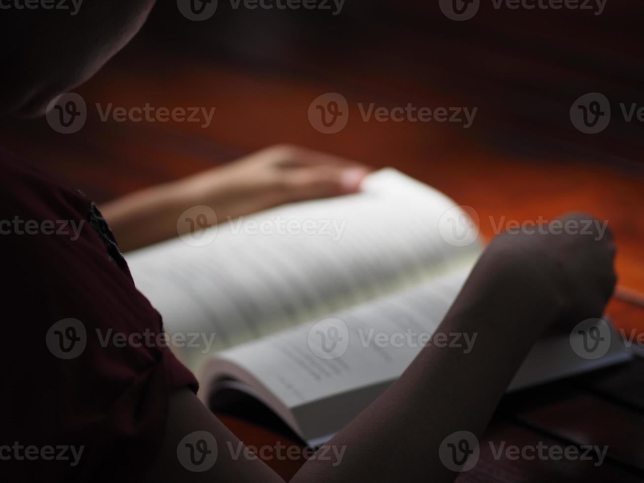 las mujeres leen un libro sobre la mesa foto