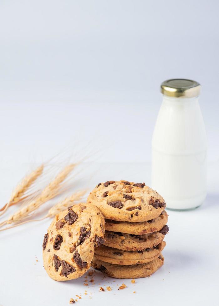 pan de galletas recién hecho con botella de leche sobre fondo blanco. foto