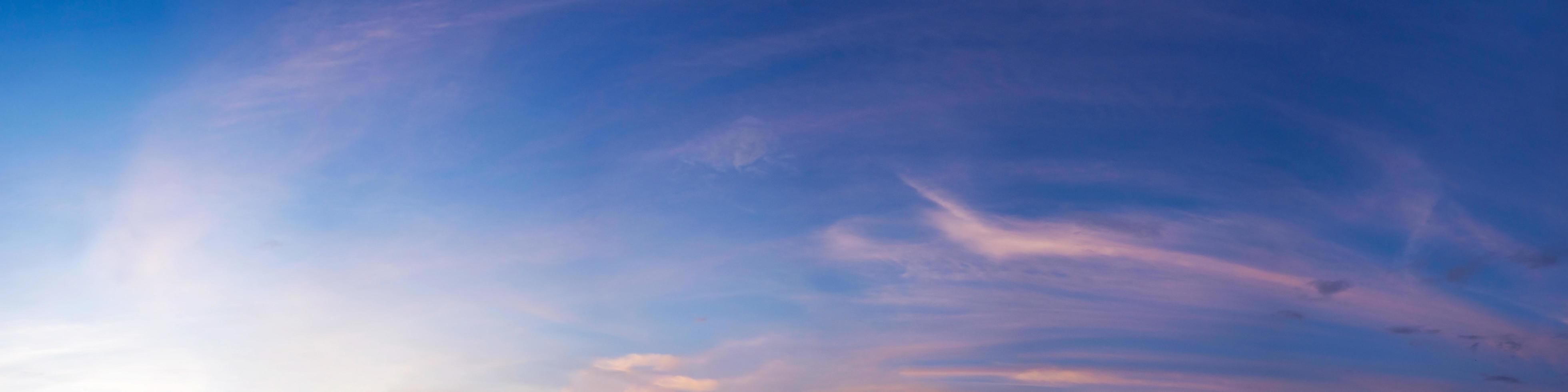 cielo dramático panorama con nubes en la hora del amanecer y el atardecer. foto