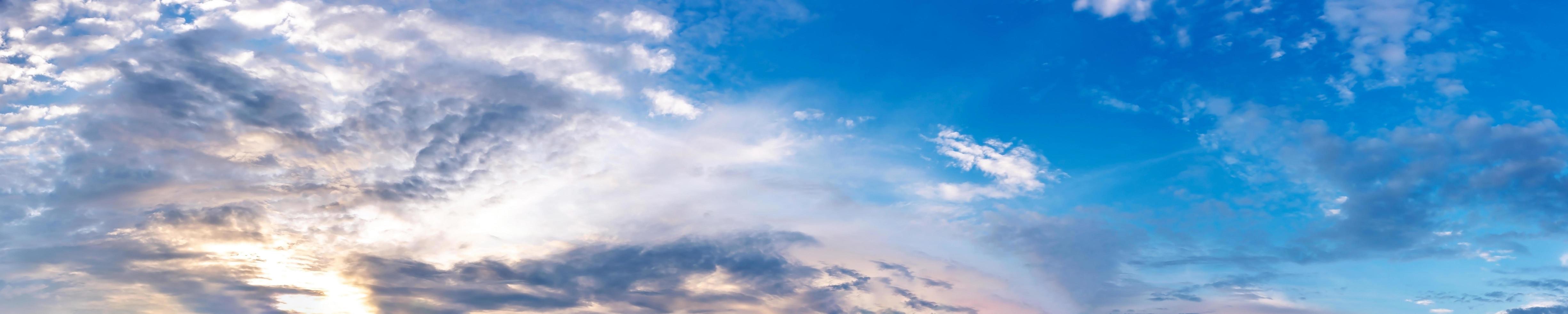 panorama del cielo con nubes en un día soleado. foto